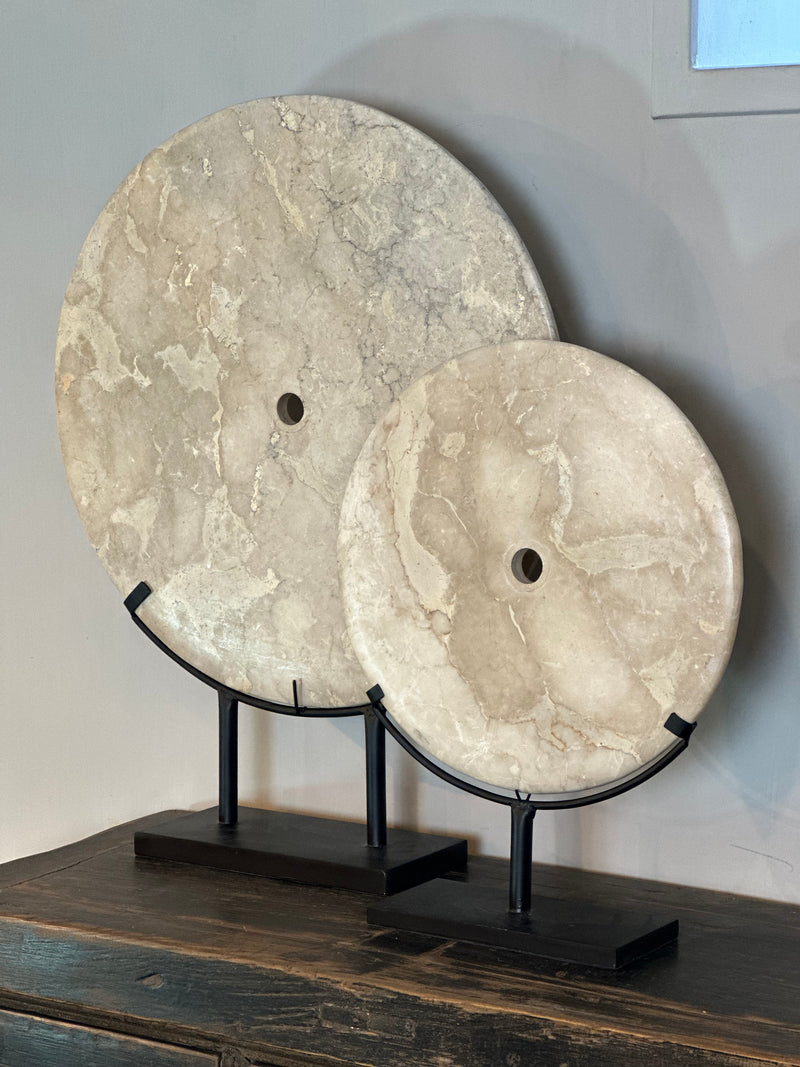Marmeren schijf op statief – H53 × B40 cm