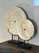 Marmeren schijf op statief – H53 × B40 cm