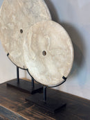 Marmeren schijf op statief – H53 × B40 cm