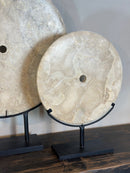 Marmeren schijf op statief – H53 × B40 cm