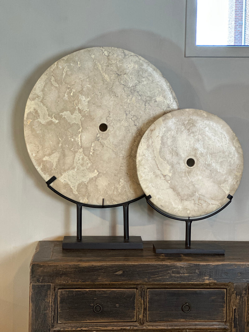 Marmeren schijf op statief – H76 × B60 cm