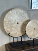 Marmeren schijf op statief – H76 × B60 cm