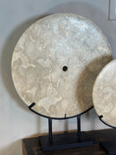 Marmeren schijf op statief – H76 × B60 cm