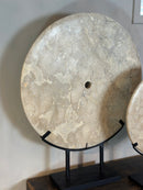 Marmeren schijf op statief – H76 × B60 cm