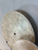 Marmeren schijf op statief – H76 × B60 cm