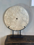 Marmeren schijf op statief – H76 × B60 cm