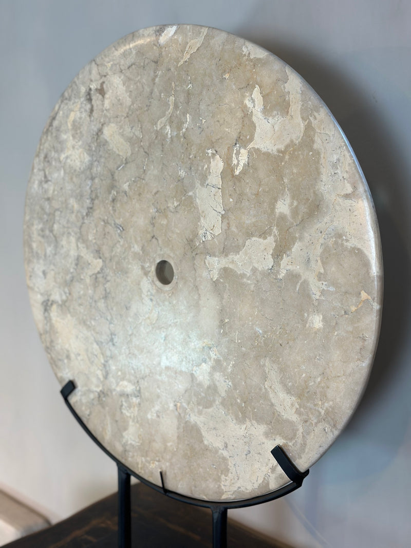 Marmeren schijf op statief – H76 × B60 cm