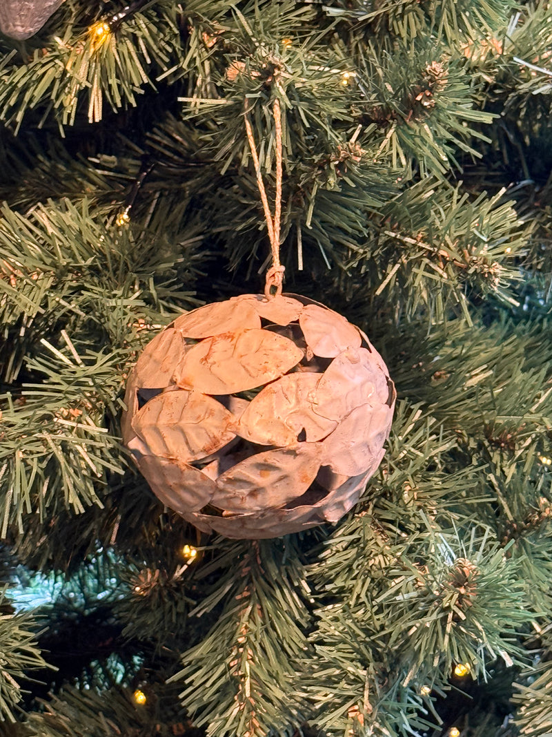 Metalen kerstbal van blaadjes in roestkleur - D11 cm