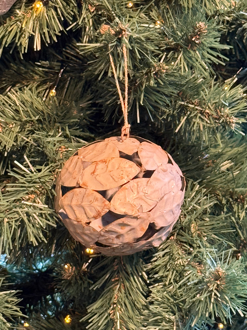 Metalen kerstbal van blaadjes in roestkleur - D11 cm