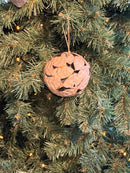 Metalen kerstbal van blaadjes in roestkleur - D11 cm