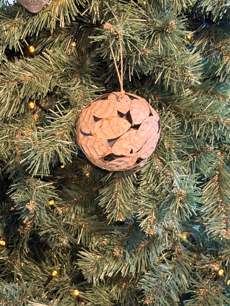 Metalen kerstbal van blaadjes in roestkleur - D11 cm