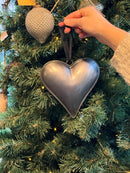 Metalen kersthanger hart antraciet grijs - B16 x H17 cm
