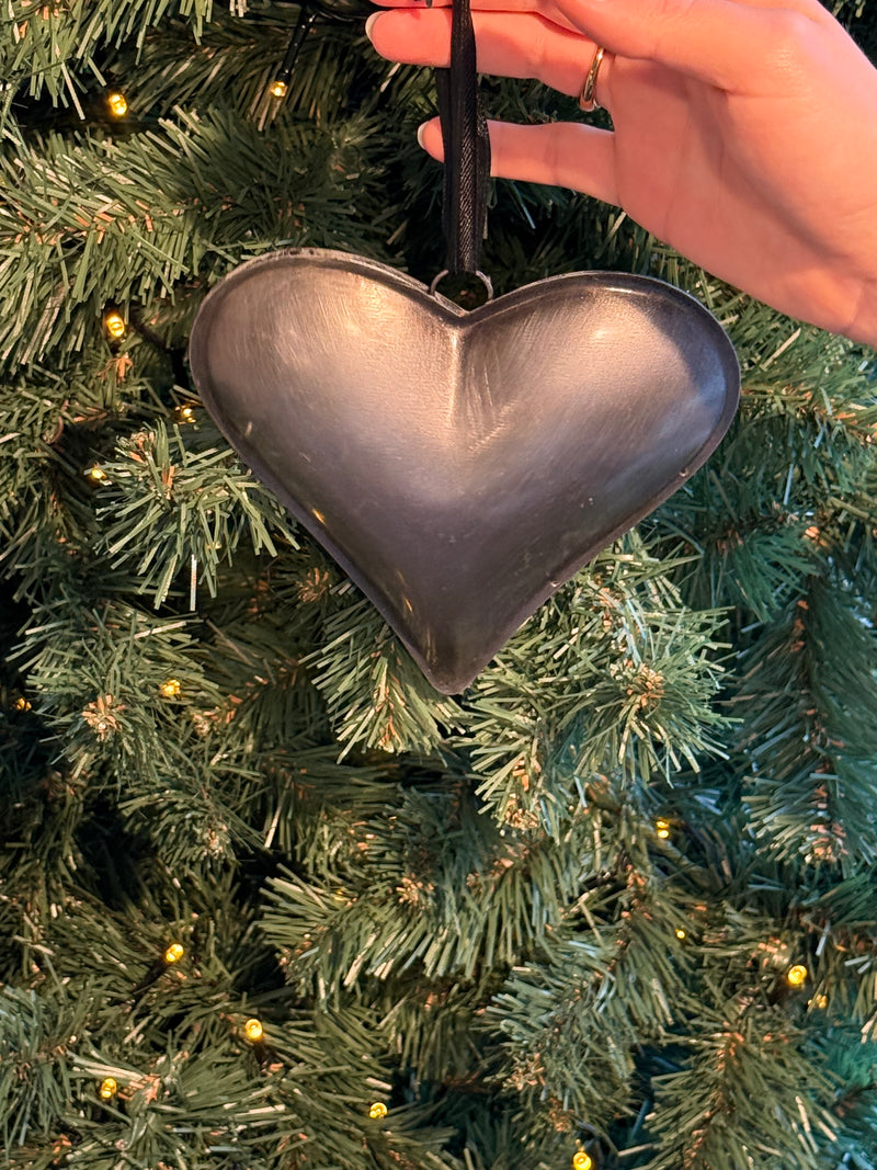 Metalen kersthanger hart antraciet grijs - B16 x H17 cm
