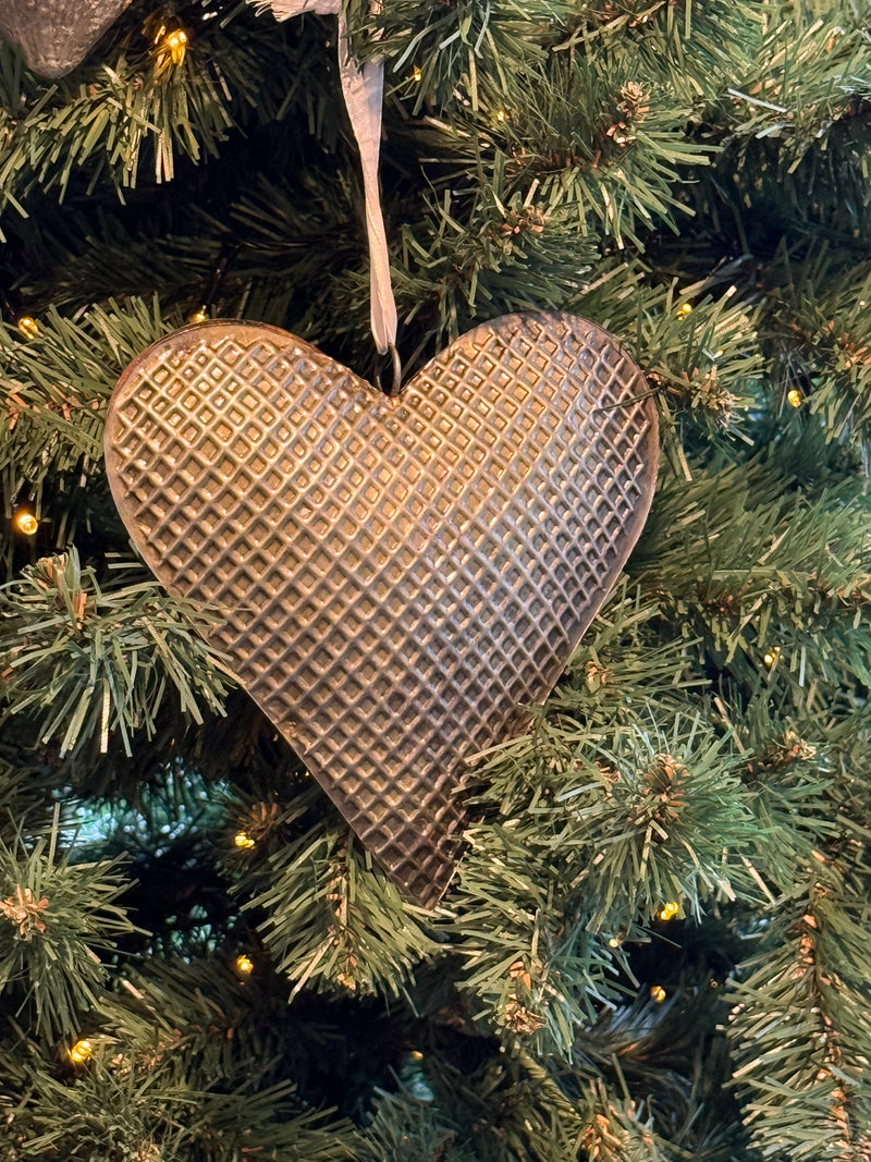 Metalen kersthanger hart met wafelpatroon - B16 x H17 cm