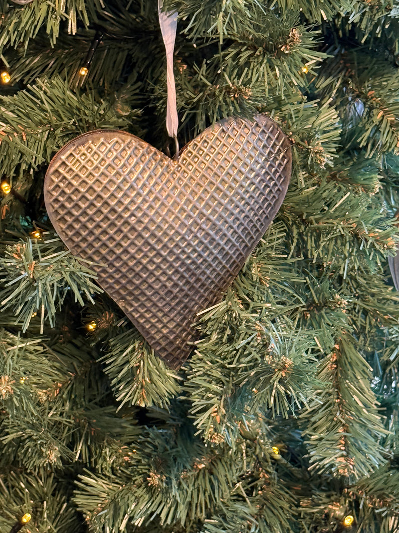 Metalen kersthanger hart met wafelpatroon - B16 x H17 cm