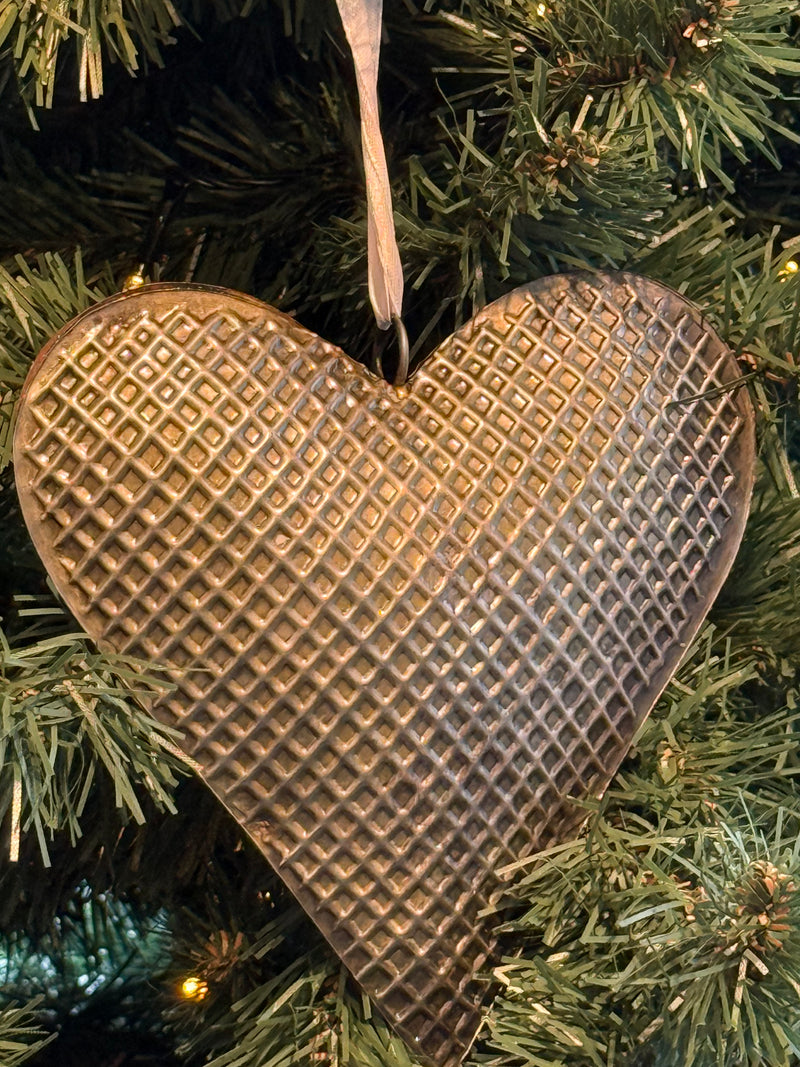Metalen kersthanger hart met wafelpatroon - B16 x H17 cm