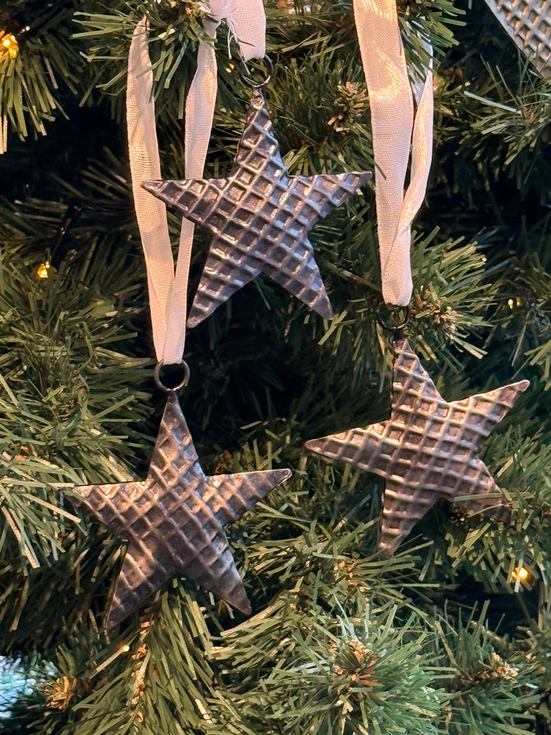 Metalen kersthanger sterretje met wafelpatroon - 8 cm