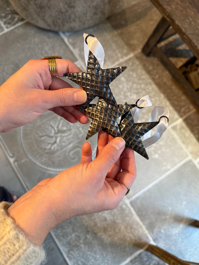 Metalen kersthanger sterretje met wafelpatroon - 8 cm