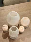 Windlicht Olessa van beige albast op zandstenen voet - D18,5 x H22,5 cm
