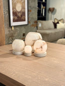 Windlicht Olessa van beige albast op zandstenen voet - D18,5 x H22,5 cm