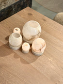 Windlicht Olessa van beige albast op zandstenen voet - D18,5 x H22,5 cm