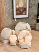 Windlicht Olessa van beige albast op zandstenen voet - D18,5 x H22,5 cm