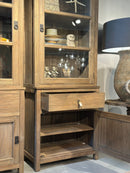 Vitrinekast van oud teakhout met glazen deurtjes en lade – 45x85x225 cm