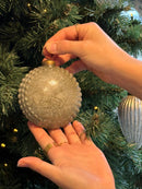 Platte ronde kerstbal in grijskleur - B10 x D5 cm