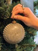 Platte ronde kerstbal in grijskleur - B10 x D5 cm