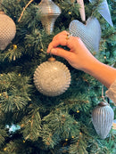 Platte ronde kerstbal in grijskleur - B10 x D5 cm