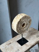 Ring van zandsteen op statief