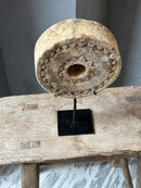 Ring van zandsteen op statief