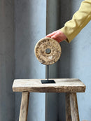 Ring van zandsteen op statief