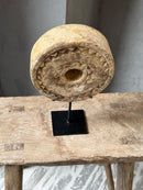 Ring van zandsteen op statief