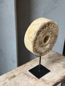Ring van zandsteen op statief