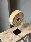 Ring van zandsteen op statief
