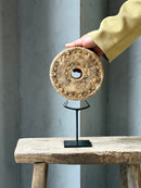 Ring van zandsteen op statief
