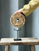 Ring van zandsteen op statief