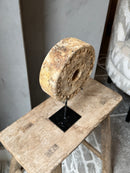Ring van zandsteen op statief