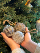 Ronde kerstbal met sierlijke patronen in grijskleur - D8 x H8 cm