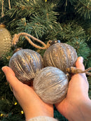 Ronde kerstbal met sierlijke patronen in grijskleur - D8 x H8 cm