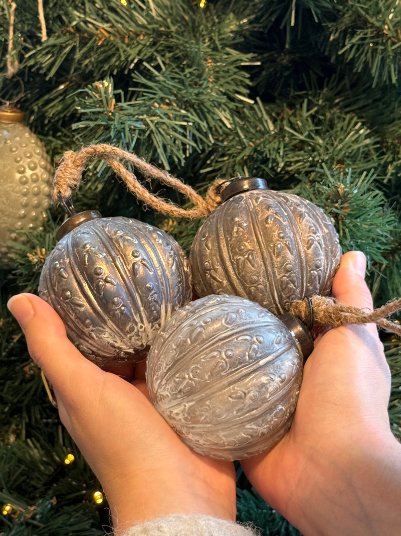 Ronde kerstbal met sierlijke patronen in grijskleur - D8 x H8 cm