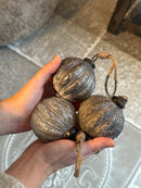 Ronde kerstbal met sierlijke patronen in grijskleur - D8 x H8 cm