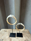 Schelpen armband op statief - H18 cm
