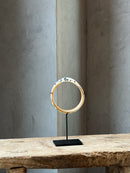Schelpen armband op statief - H18 cm