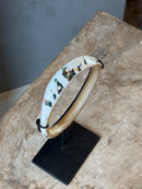 Schelpen armband op statief - H18 cm