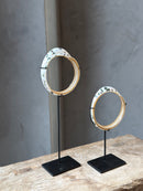 Schelpen armband op statief - H27 cm