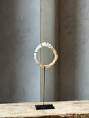 Schelpen armband op statief - H27 cm