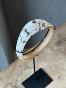 Schelpen armband op statief - H27 cm