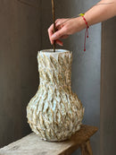 Stenen bolvaas met groene blaadjes - Galbula - D20 x H32 cm